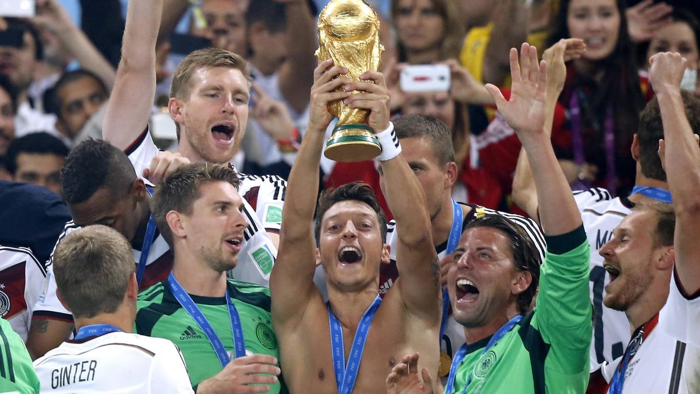 13.Juli 2014 in Rio de Janeiro: Mesut Özil stemmt den WM-Pokal in den brasilianischen Abendhimmel.