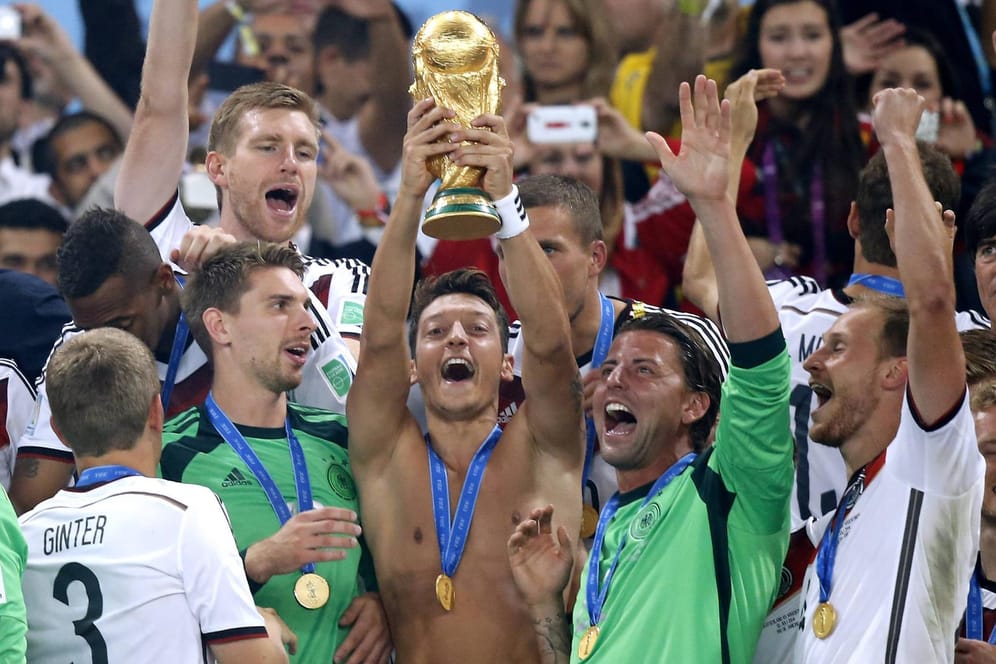 13.Juli 2014 in Rio de Janeiro: Mesut Özil stemmt den WM-Pokal in den brasilianischen Abendhimmel.