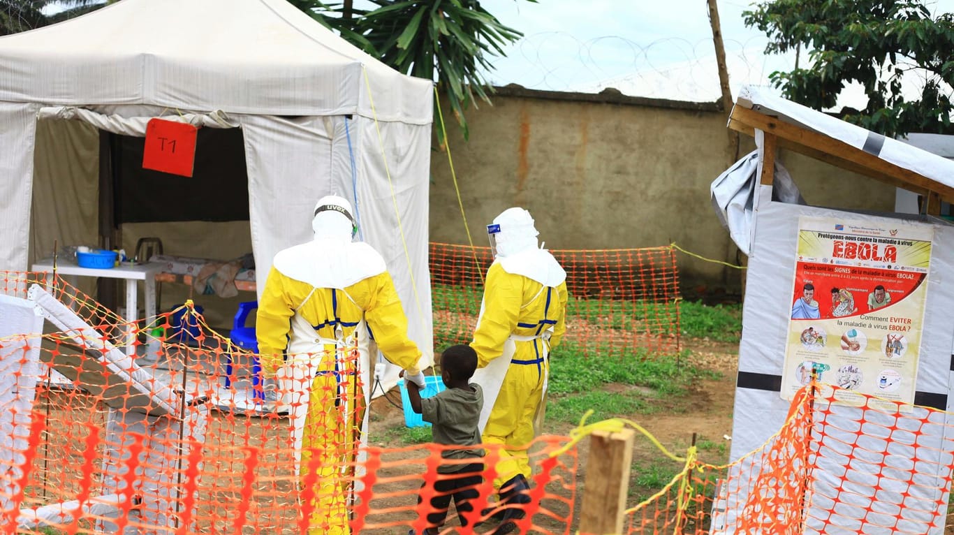 Mitarbeiter des Gesundheitsamtes gehen in ein Ebola-Behandlungszentrum: Der Ebola-Virus zählt zu den gefährlichsten Krankheitserregern der Welt.