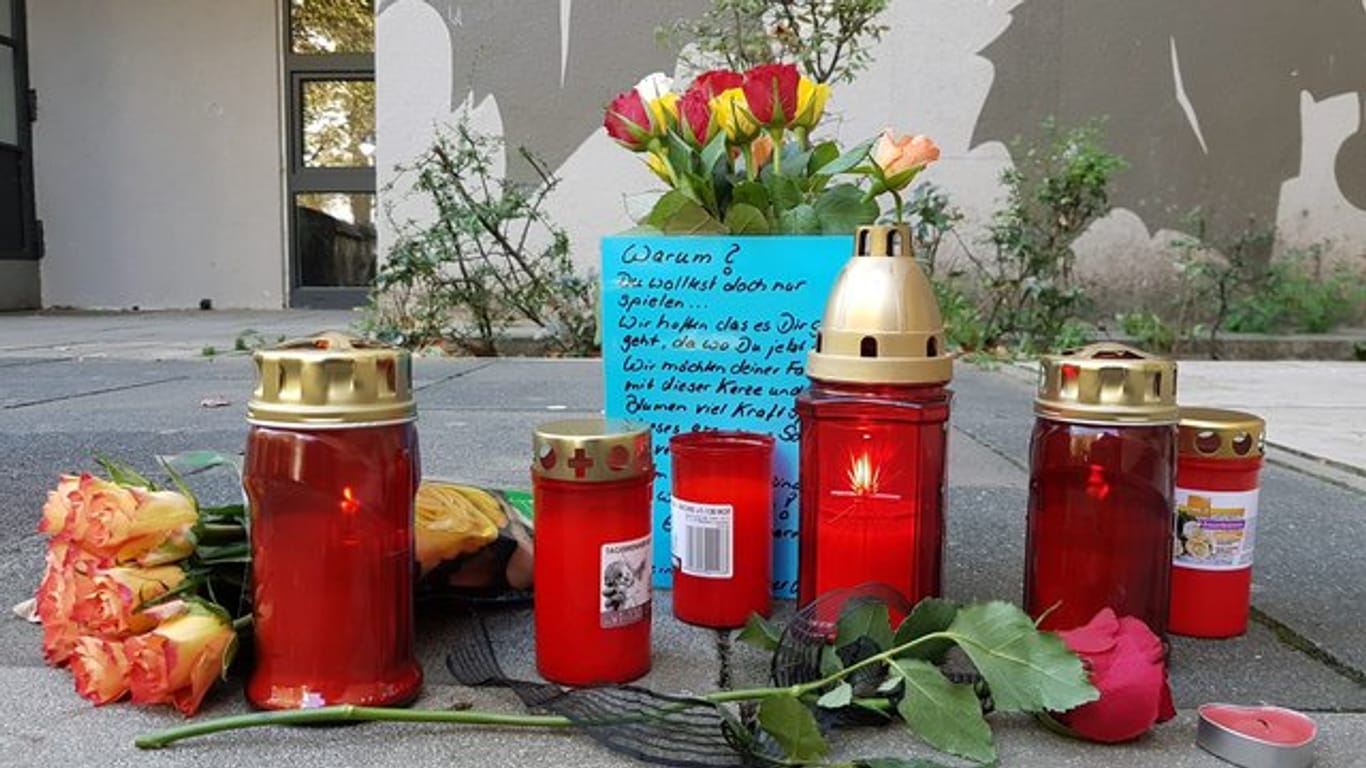 Im Märkischen Viertel in Berlin erinnern Kerzen und Blumen an den getöteten Achtjähriger.