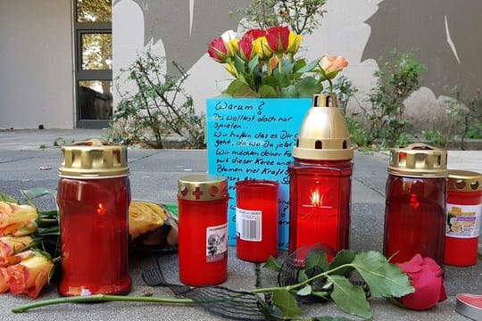 Im Märkischen Viertel in Berlin erinnern Kerzen und Blumen an den getöteten Achtjähriger.