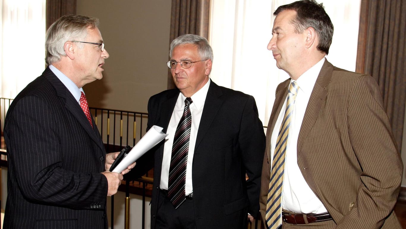 Schmidt, Zwanziger und Niersbach (v. li.) im Jahr 2005.