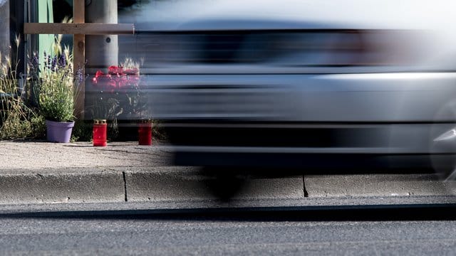 Am Unglücksort in Mönchengladbach erinnert ein Kreuz an den getöteten Fußgänger. Am Unglücksort in Mönchengladbach erinnert ein Kreuz an den getöteten Fußgänger.