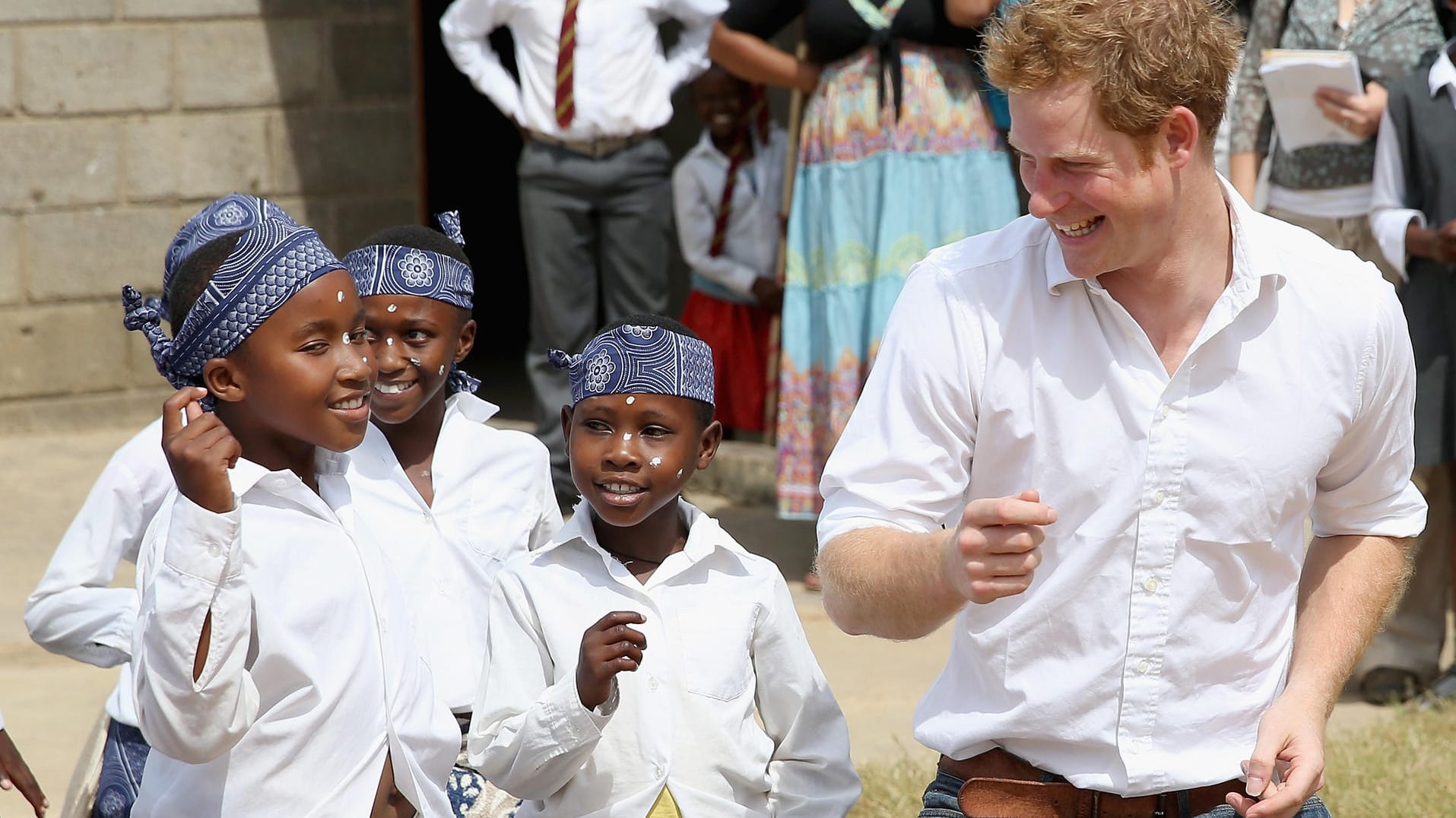 Schon in vielen Situationen wurde deutlich: Prinz Harry versteht sich super mit den Kindern und ist immer zu Scherzen aufgelegt.