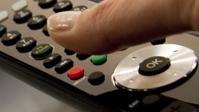 Nutzer sollten Hybrid Broadcast Broadband TV (HbbTV) deaktivieren, wenn sie es nicht nutzen. Nutzer sollten Hybrid Broadcast Broadband TV (HbbTV) deaktivieren, wenn sie es nicht nutzen.