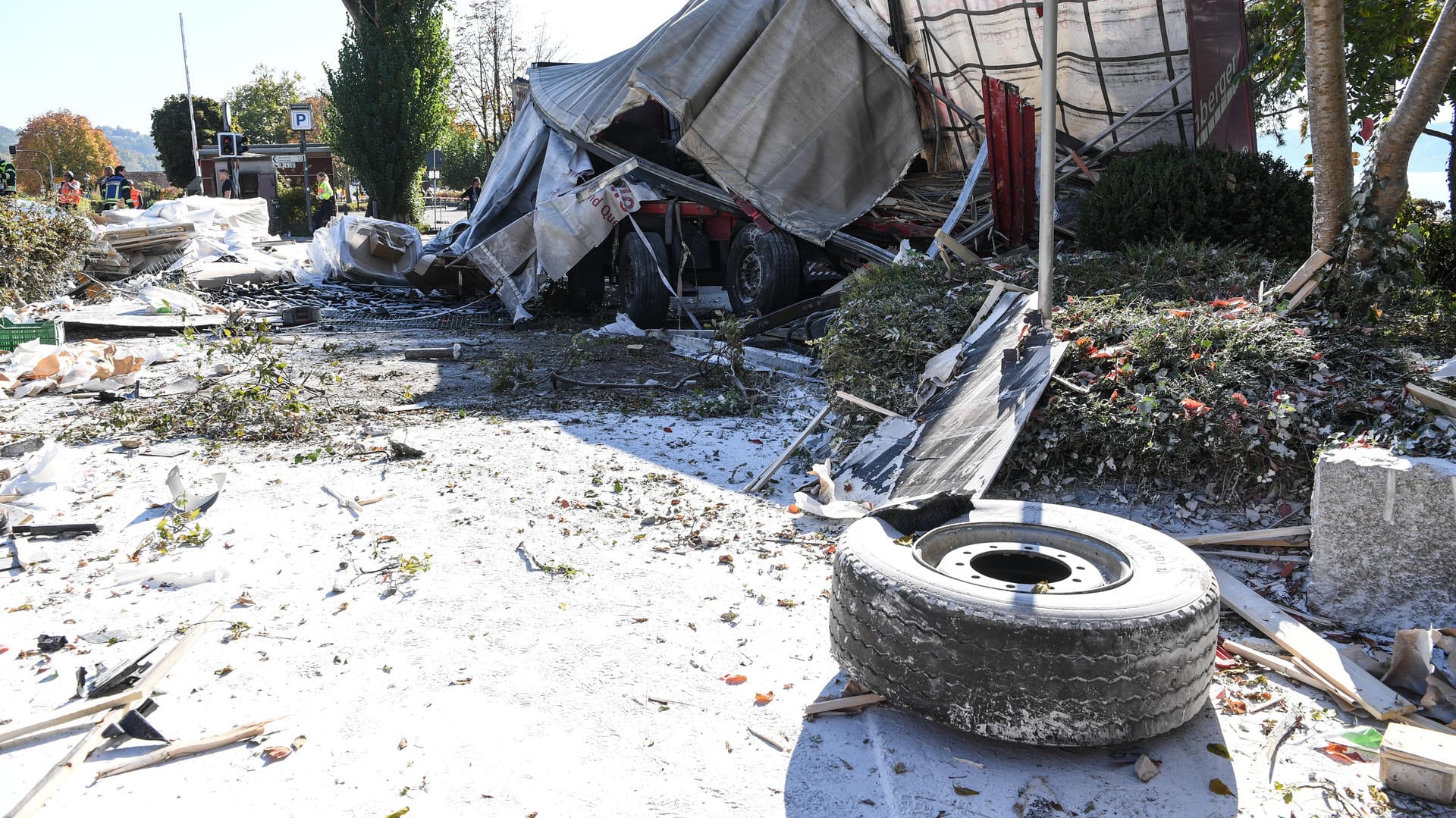 Der Unglücksort in Sipplingen am Bodensee: Der gerammte Lkw hatte Kartoffelmehl geladen.