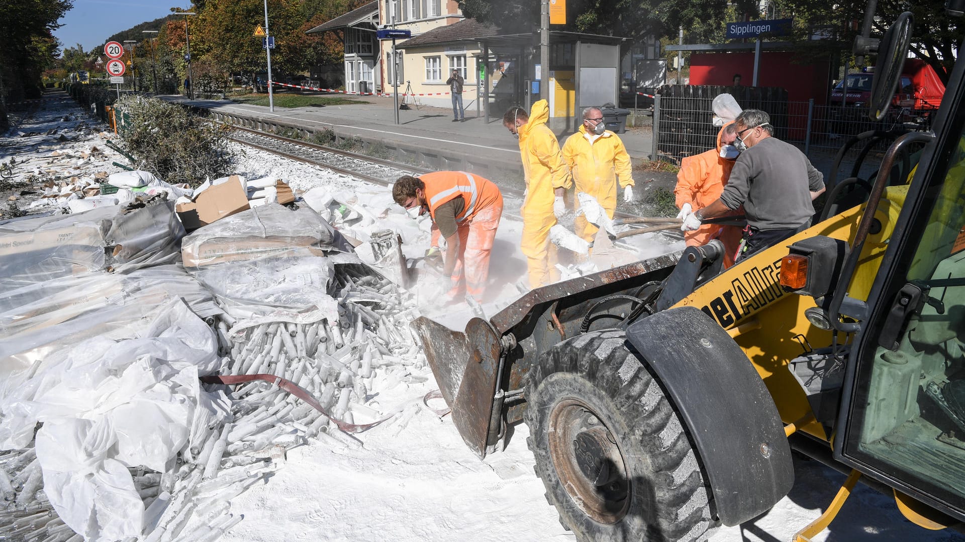 Sipplingen am Bodensee: Feuerwehrleute beseitigen nach dem Unglück Kartoffelmehl von den Gleisen.