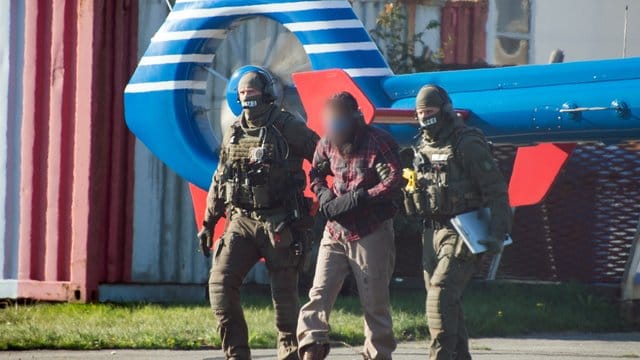 9/11-Terrorhelfer Mounir el Motassadeq Motassadeq wird von zwei Polizisten bewacht. 9/11-Terrorhelfer Mounir el Motassadeq Motassadeq wird von zwei Polizisten bewacht.