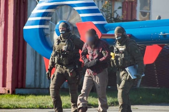 9/11-Terrorhelfer Mounir el Motassadeq Motassadeq wird von zwei Polizisten bewacht.