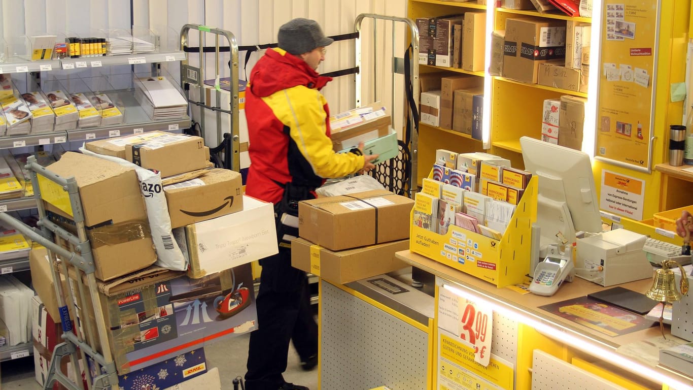 Pakete und Päckchen in einer Postfiliale: An normalen Tagen befördert die Deutsche Post rund 4,6 Millionen Pakete durch Deutschland.