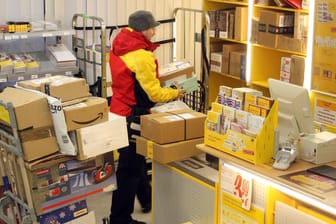 Pakete und Päckchen in einer Postfiliale: An normalen Tagen befördert die Deutsche Post rund 4,6 Millionen Pakete durch Deutschland.