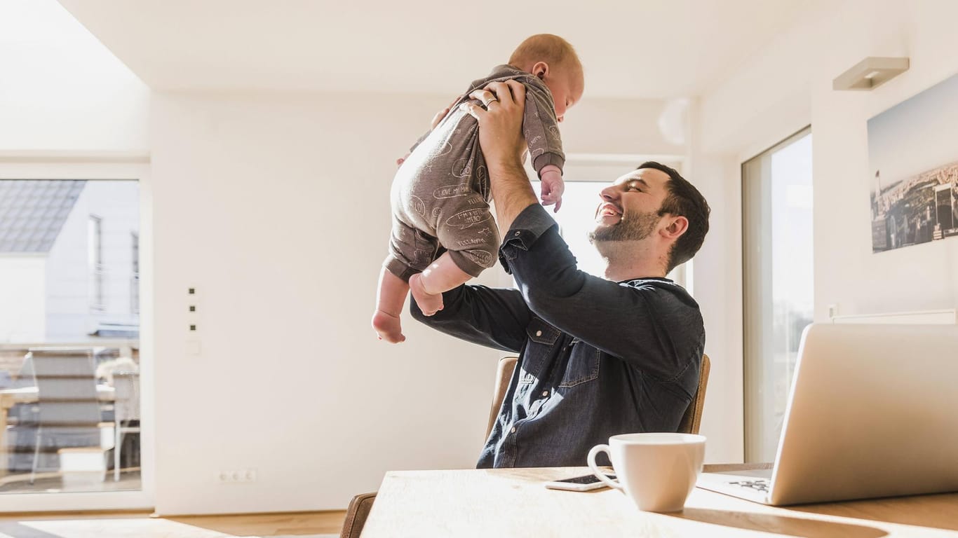 Vater mit Baby: Nach der Elternzeit haben Arbeitnehmer keinen Anspruch auf ihren früheren Arbeitsplatz.
