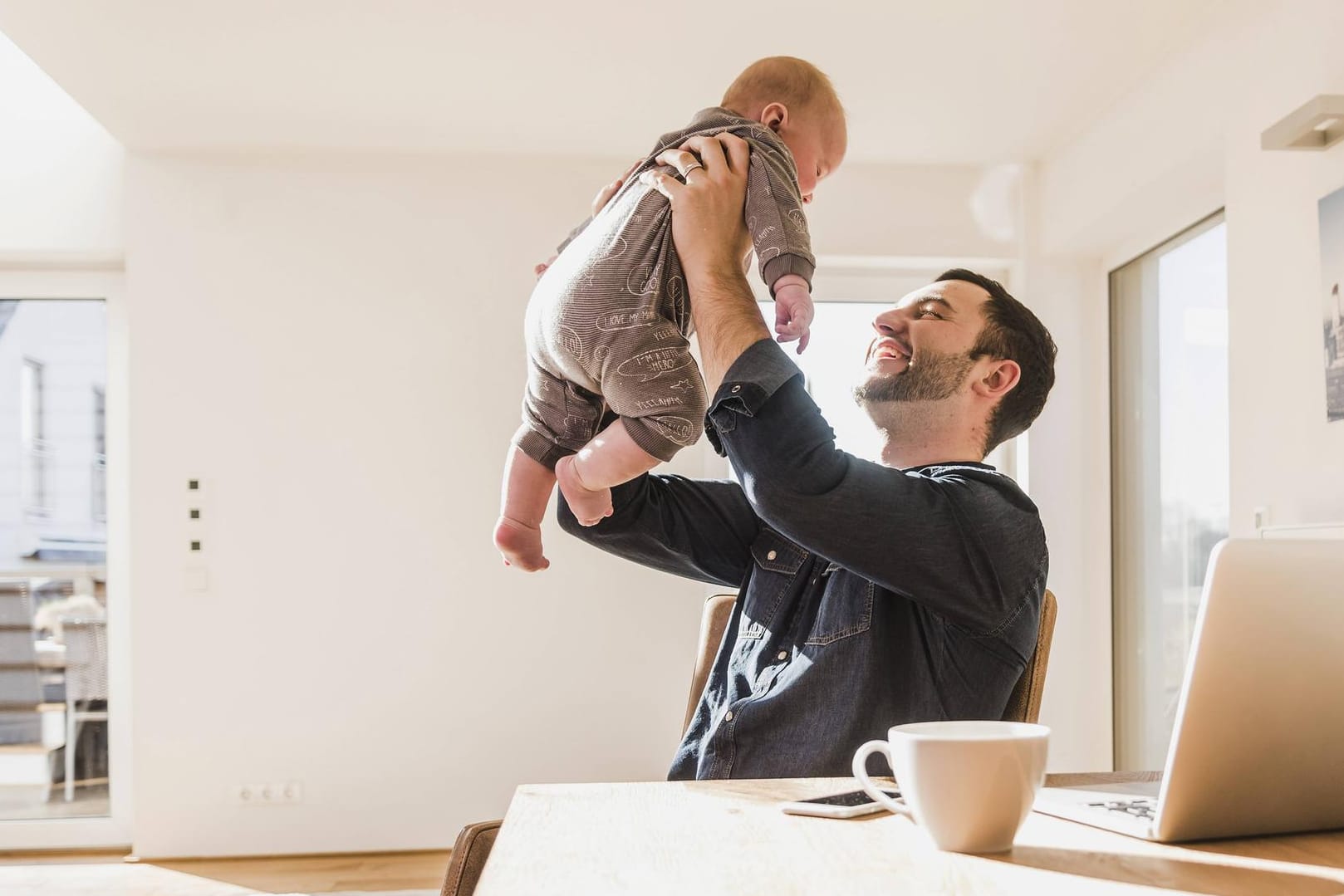 Vater mit Baby: Nach der Elternzeit haben Arbeitnehmer keinen Anspruch auf ihren früheren Arbeitsplatz.