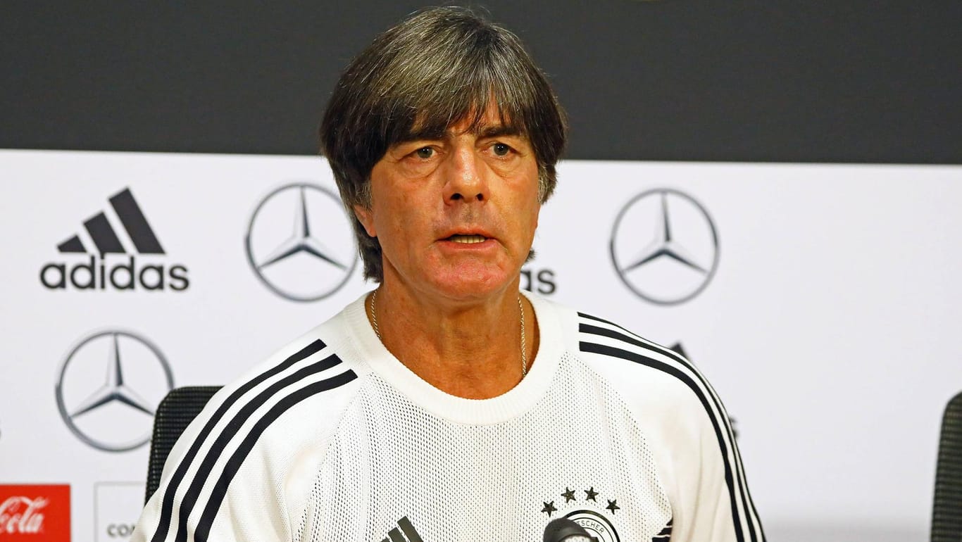 Unter Druck: Bundestrainer Joachim Löw.