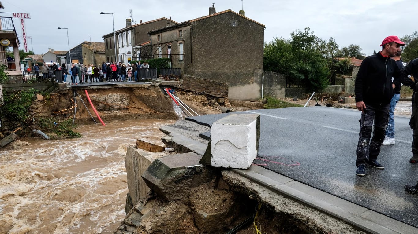 Flutschäden in Villegailhenc: Das Hochwasser hat hier eine Brücke zerstört.
