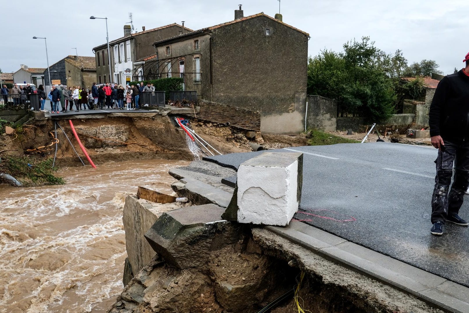 Flutschäden in Villegailhenc: Das Hochwasser hat hier eine Brücke zerstört.