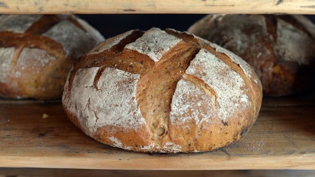 Brot aus Sauerteig: Es herzustellen, ist noch echtes Handwerk. Viel Zeit und Geduld sind dabei gefragt. (Quelle: Jens Kalaene/dpa)