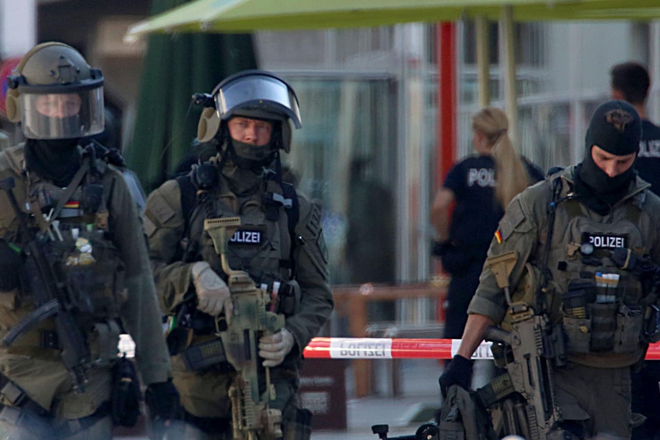Geiselnahme in Köln: Polizeibeamte verlassen nach Ende des Einsatzes den Hauptbahnhof.