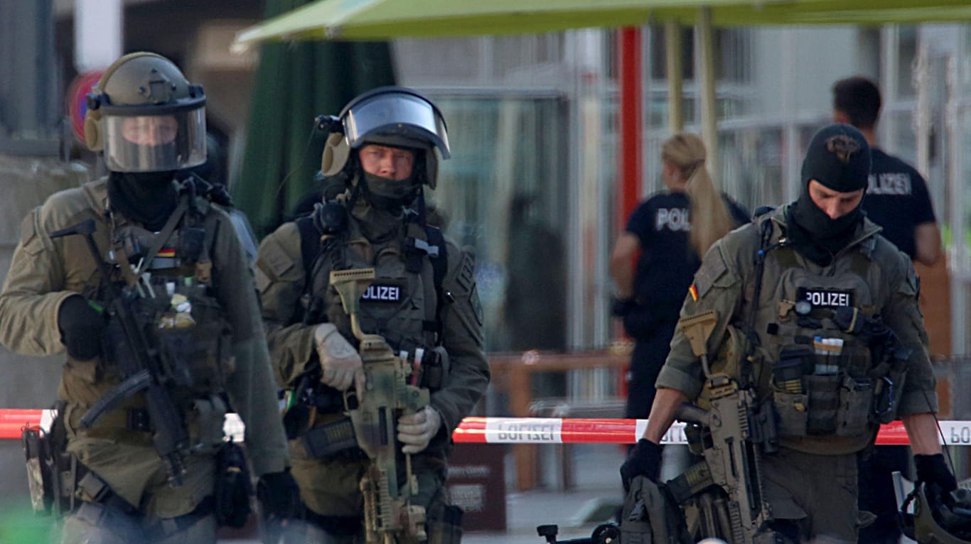Geiselnahme in Köln: Polizeibeamte verlassen nach Ende des Einsatzes den Hauptbahnhof.