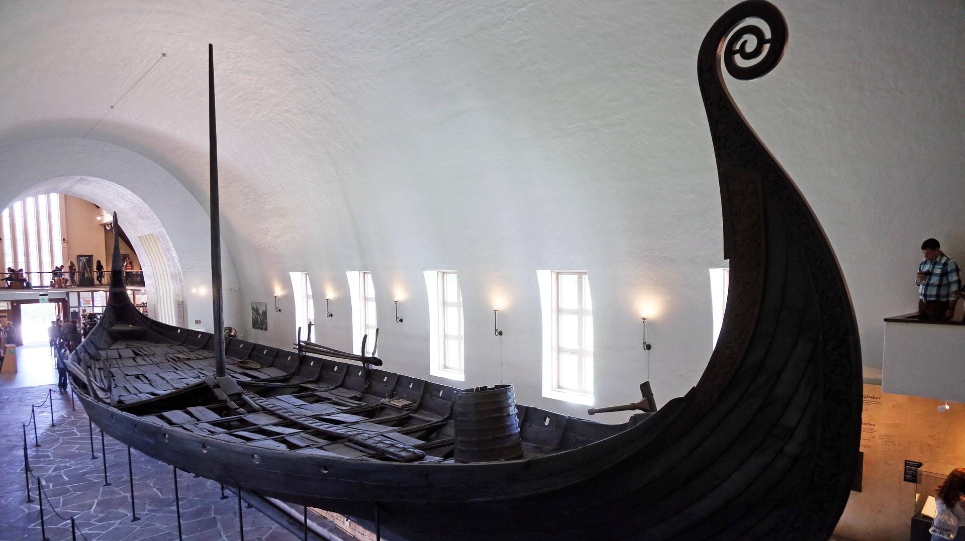 Ein altes Wikingerschiff im Wikingermuseum Oslo: Bislang wurden in Norwegen drei Schiffe entdeckt. Diese werden in Oslo ausgestellt. Ein altes Wikingerschiff im Wikingermuseum Oslo: Bislang wurden in Norwegen drei Schiffe entdeckt. Diese werden in Oslo ausgestellt.