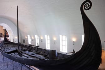 Ein altes Wikingerschiff im Wikingermuseum Oslo: Bislang wurden in Norwegen drei Schiffe entdeckt. Diese werden in Oslo ausgestellt.