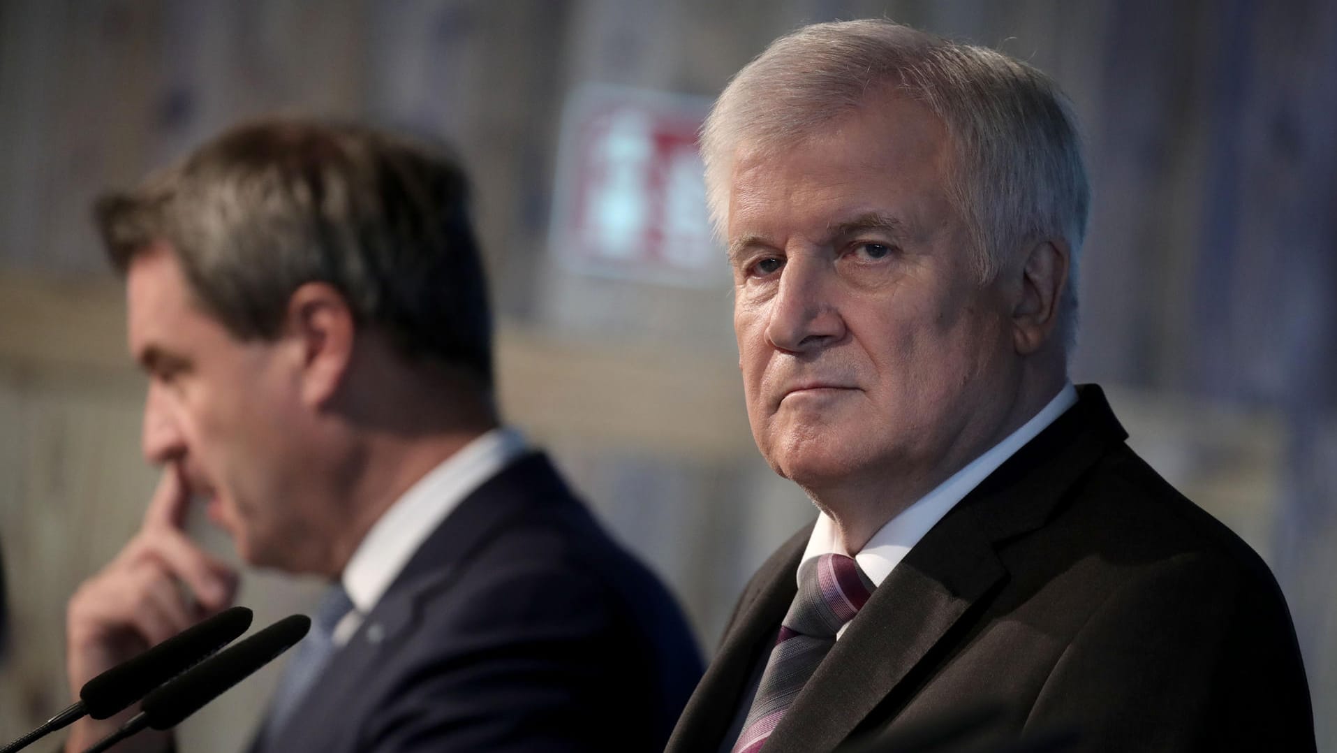 Horst Seehofer, im Hintergrund Markus Söder: Über seine Zukunft wird viel spekuliert. Für die Zukunft des Landes ist eine andere Entscheidung wichtiger.