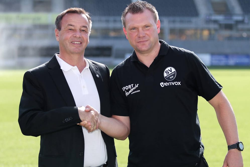 Handshake: SVS-Geschäftsführer Otmar Schork (l.) und Neu-Trainer Uwe Koschinat