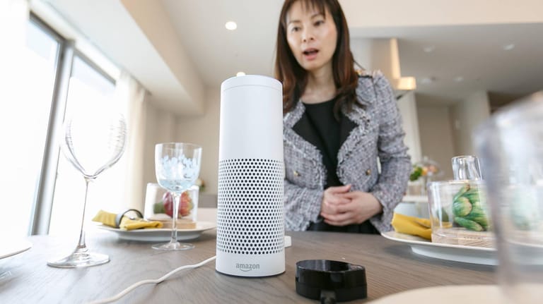 Eine Frau spricht zum Amazon Echo: Amazon hat ein Patent erhalten auf eine Technologie, die anhand des Tonfalls erkennen soll, wenn der Nutzer krank ist oder traurig.