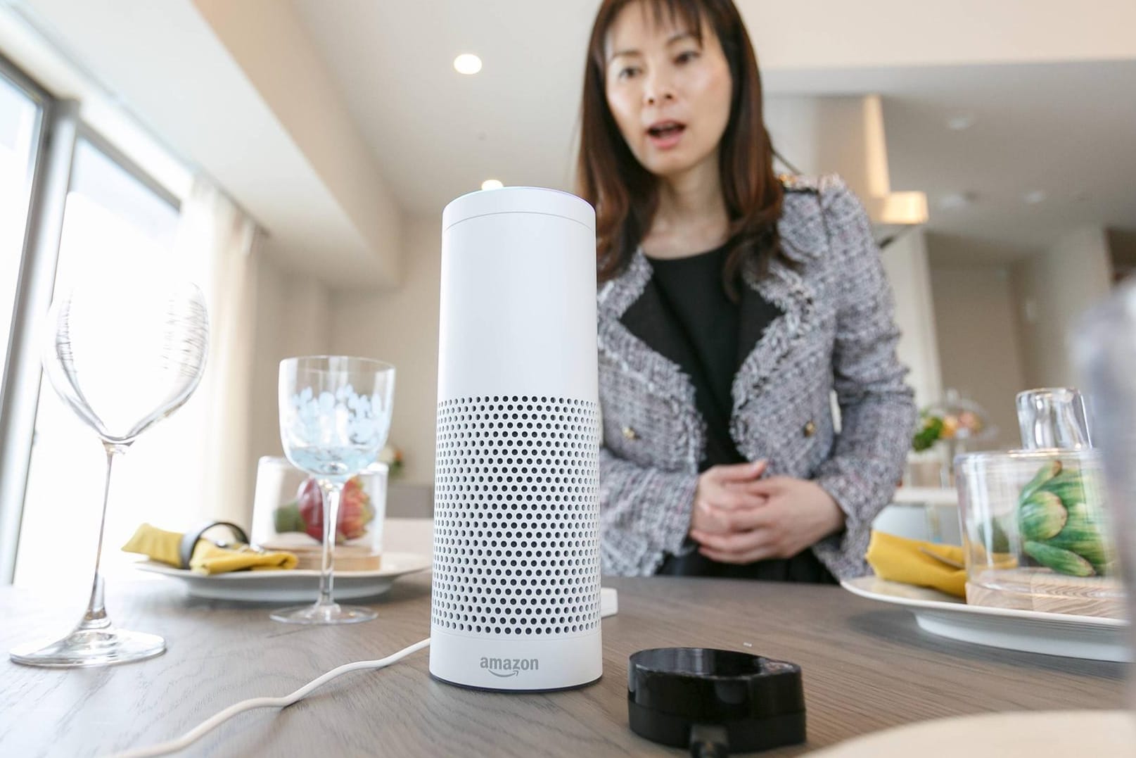 Eine Frau spricht zum Amazon Echo: Amazon hat ein Patent erhalten auf eine Technologie, die anhand des Tonfalls erkennen soll, wenn der Nutzer krank ist oder traurig.