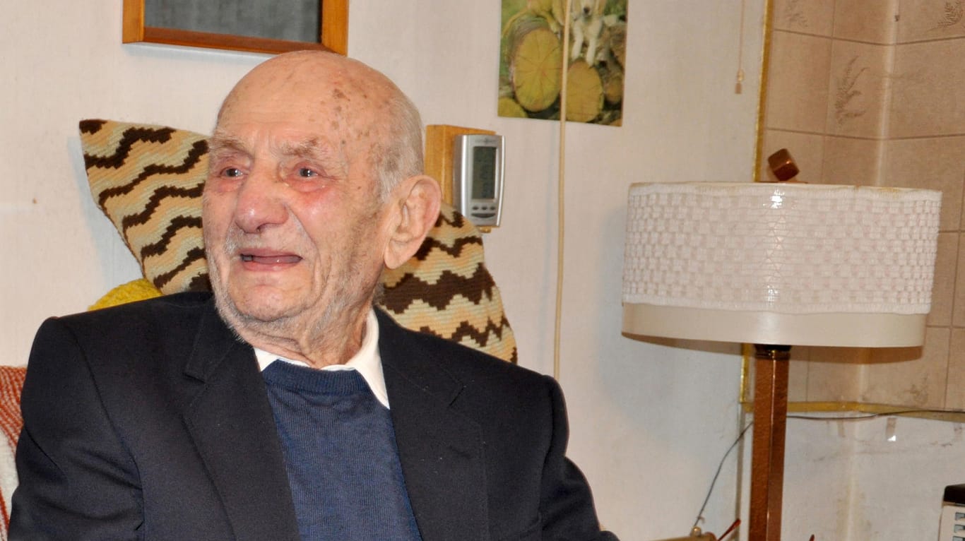 Gustav Gerneth: Der Jubilar sitzt an seinem 110. Geburtstag am 15.10.2015 an einer gedeckten Kaffeetafel in seiner Wohnung in Havelberg.