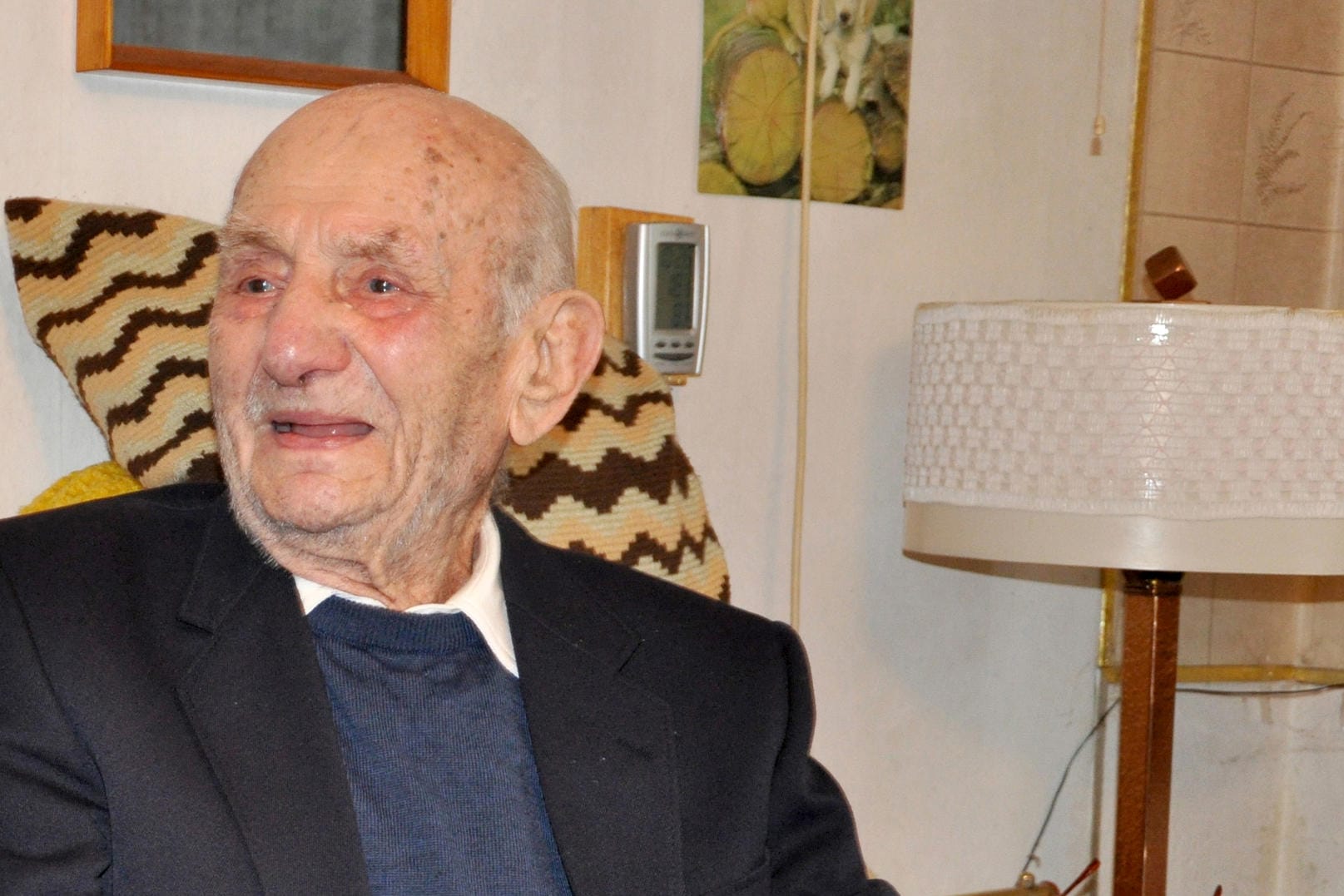 Gustav Gerneth: Der Jubilar sitzt an seinem 110. Geburtstag am 15.10.2015 an einer gedeckten Kaffeetafel in seiner Wohnung in Havelberg.