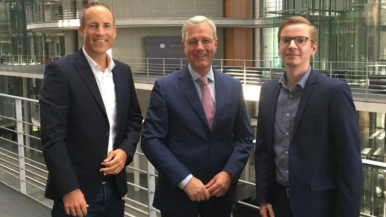Norbert Röttgen (Mitte) mit den t-online.de-Redakteuren Florian Harms (links) und Johannes Bebermeier im Paul-Löbe-Haus des Bundestags.