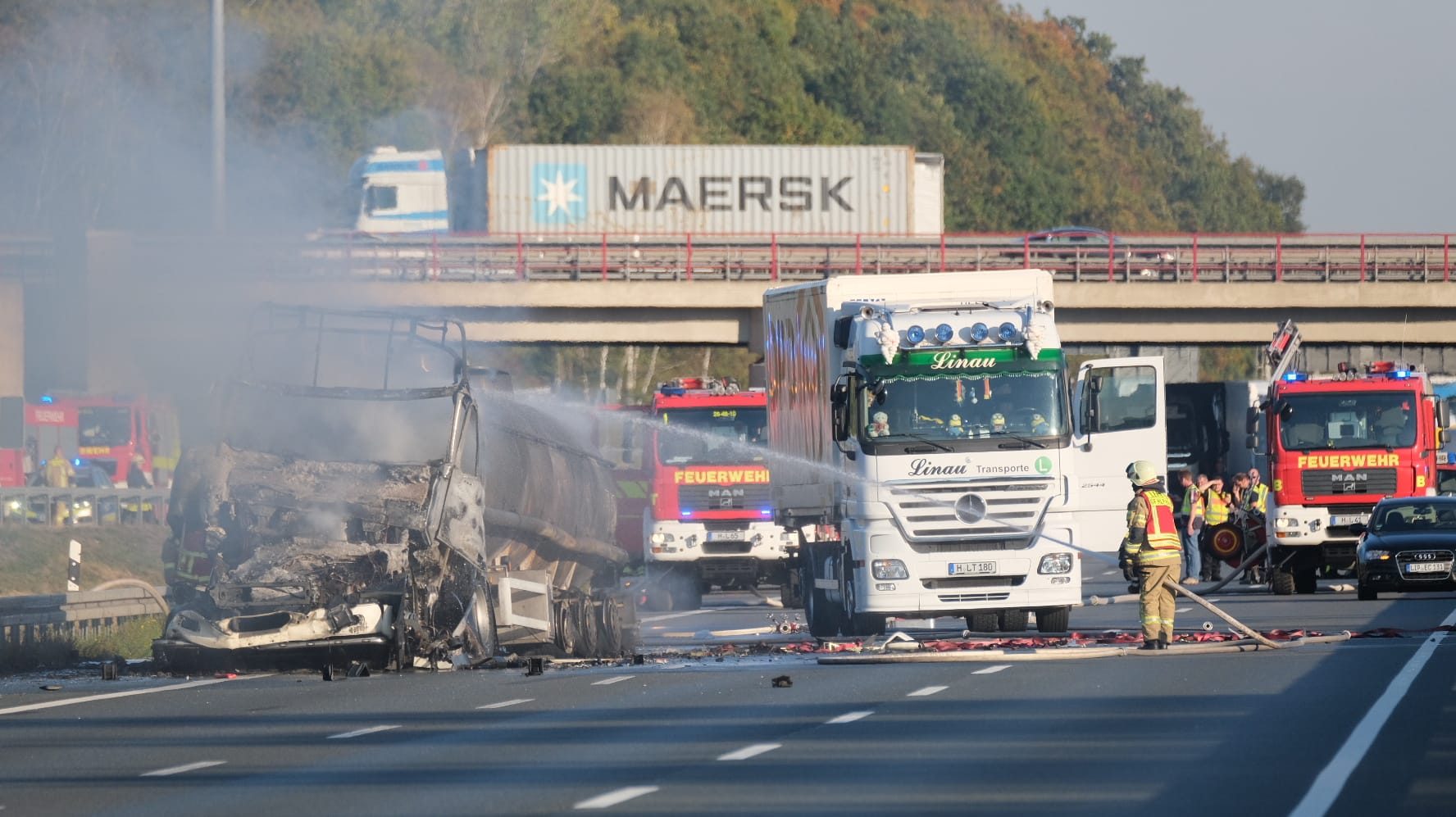 Feuerwehreinsatz auf der A2: In beiden Richtungen ist die Fahrbahn gesperrt.