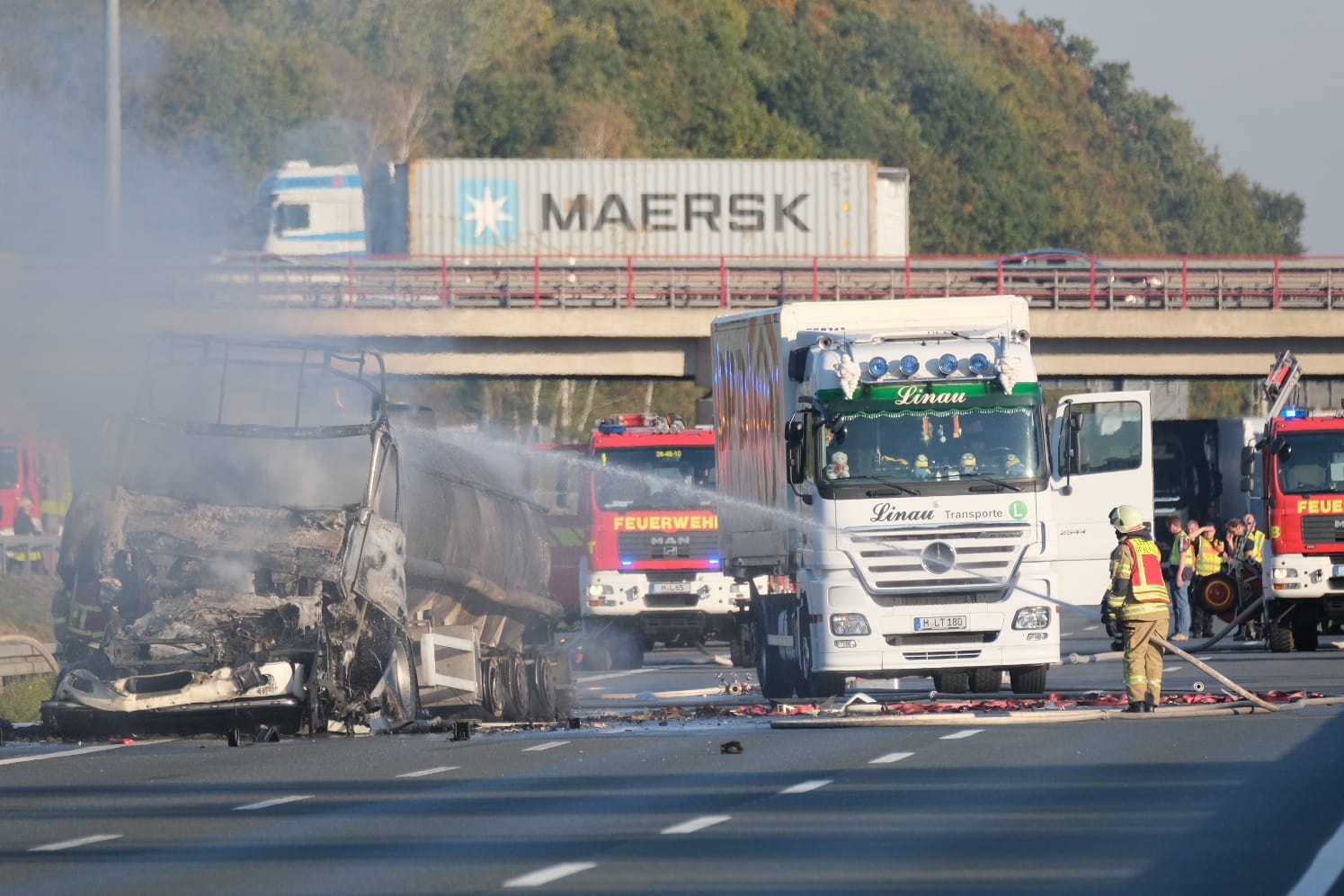 Feuerwehreinsatz auf der A2: In beiden Richtungen ist die Fahrbahn gesperrt.