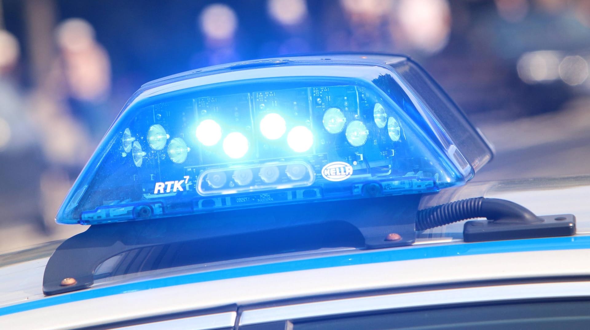 Blaulicht eines Polizeiautos: Wegen des Angriffs wird nun gegen den Mann ermittelt. Blaulicht eines Polizeiautos: Wegen des Angriffs wird nun gegen den Mann ermittelt.