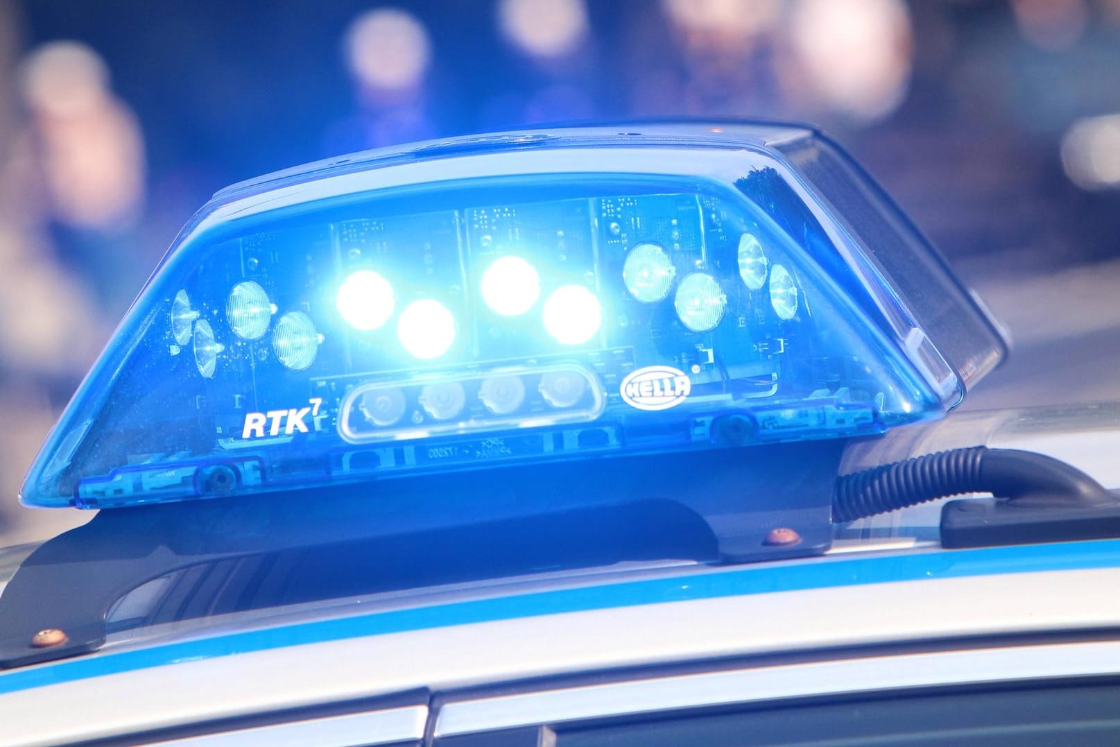 Blaulicht eines Polizeiautos: Wegen des Angriffs wird nun gegen den Mann ermittelt.