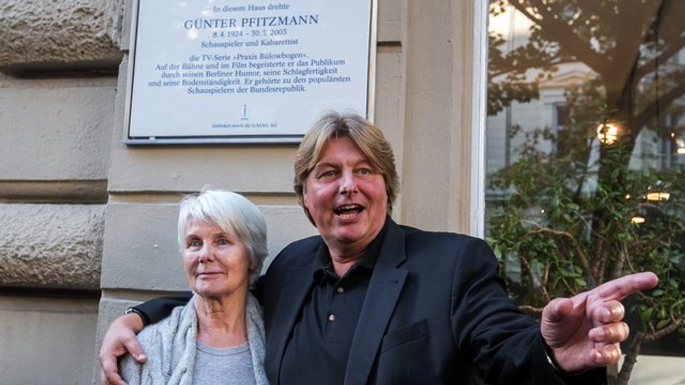 Lilo Giebken (l), die Ehefrau des Schauspielers, und Sohn Andreas Pfitzmann vor der Gedenktafel für Günter Pfitzmann.