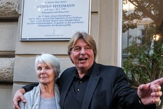 Lilo Giebken (l), die Ehefrau des Schauspielers, und Sohn Andreas Pfitzmann vor der Gedenktafel für Günter Pfitzmann.