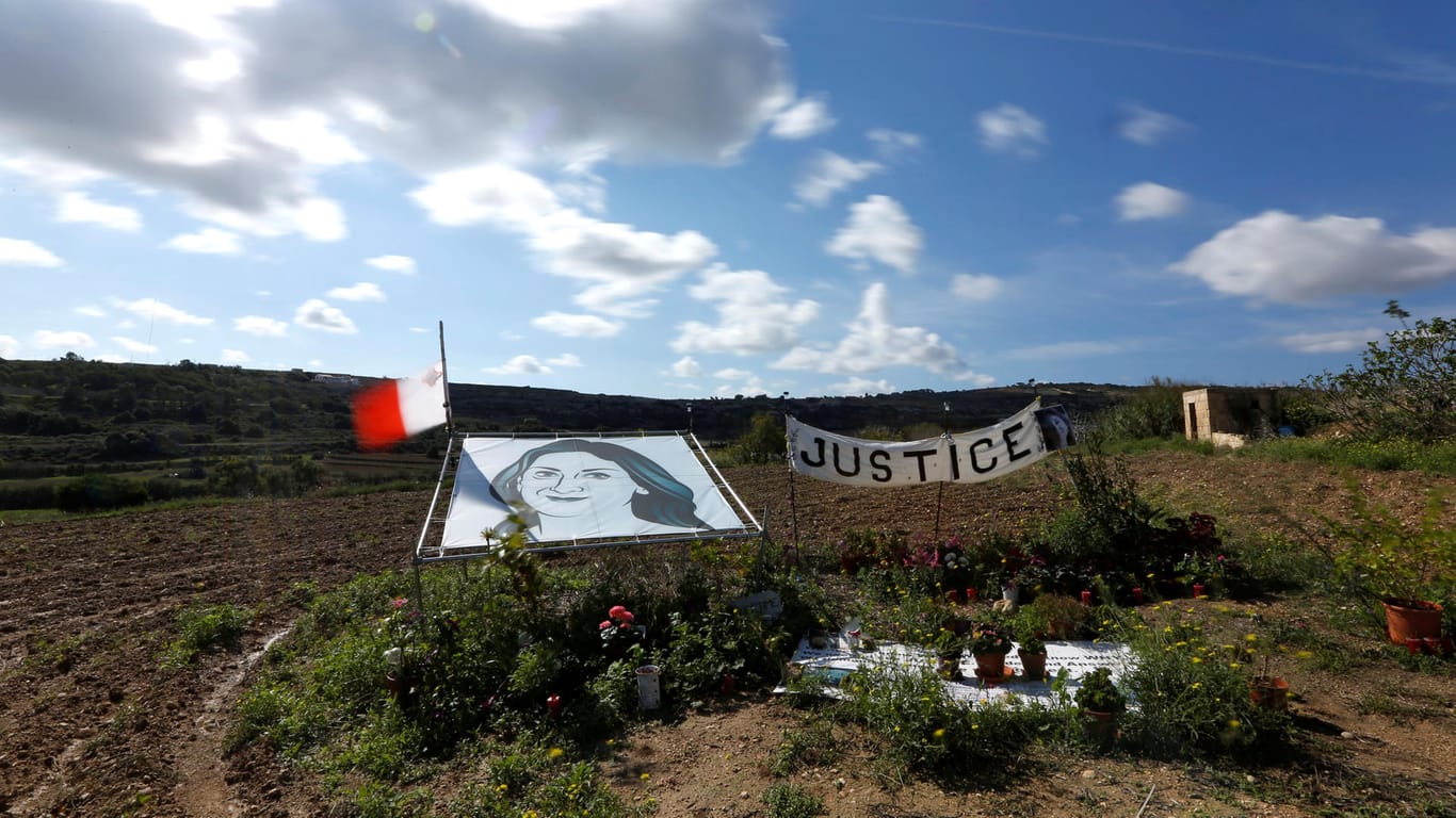 Tatort als Gedenkstätte: Auch einen Jahr nach der Ermordung von Daphne Caruana Galizia trauern viele Menschen um die Journalistin und fordern Gerechtigkeit.