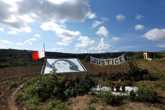 Tatort als Gedenkstätte: Auch einen Jahr nach der Ermordung von Daphne Caruana Galizia trauern viele Menschen um die Journalistin und fordern Gerechtigkeit.