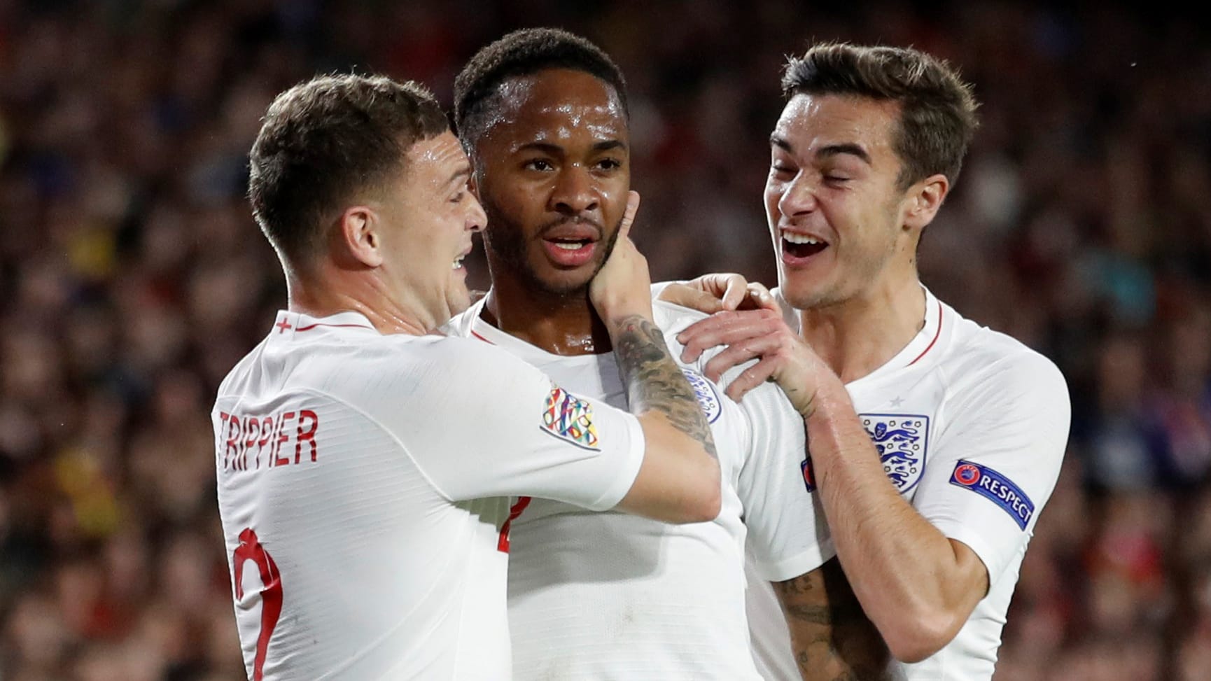 Raheem Sterling (Mitte) jubelt mit Kieran Trippier (links) und Harry Winks.