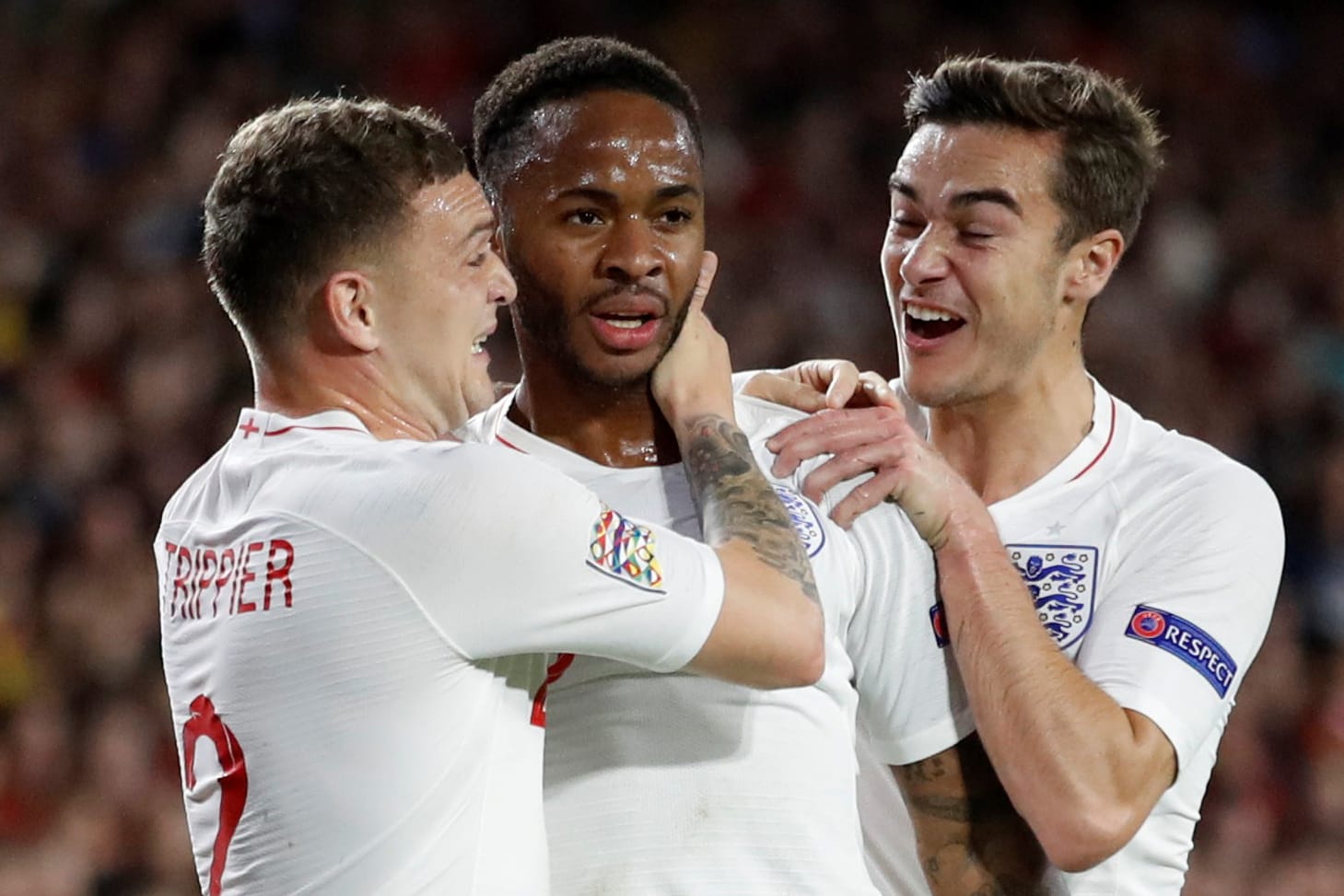 Raheem Sterling (Mitte) jubelt mit Kieran Trippier (links) und Harry Winks.