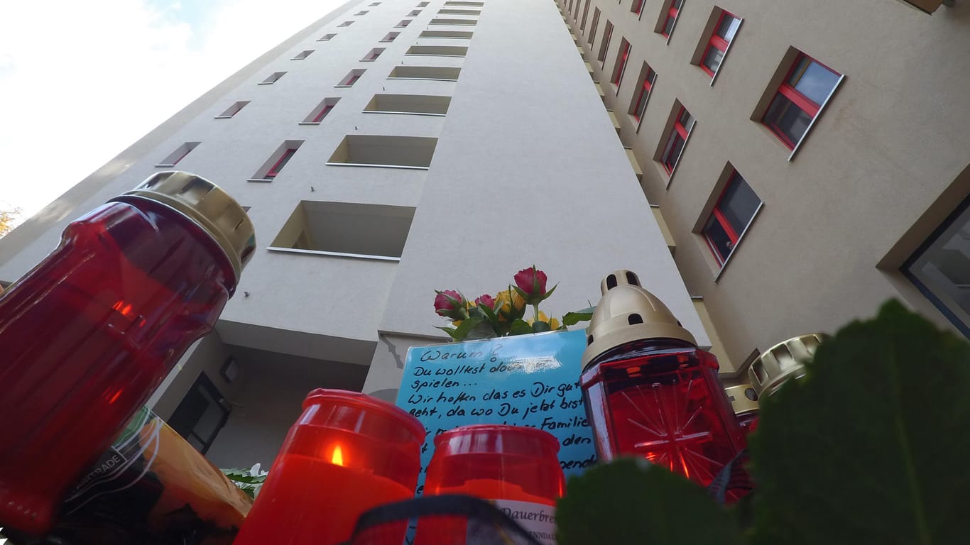 Der Tatort in Berlin: Blumen, Kerzen und Karten wurden vor einem Hochhaus an der Tiefenseer Straße im Märkischen Viertel abgelegt.