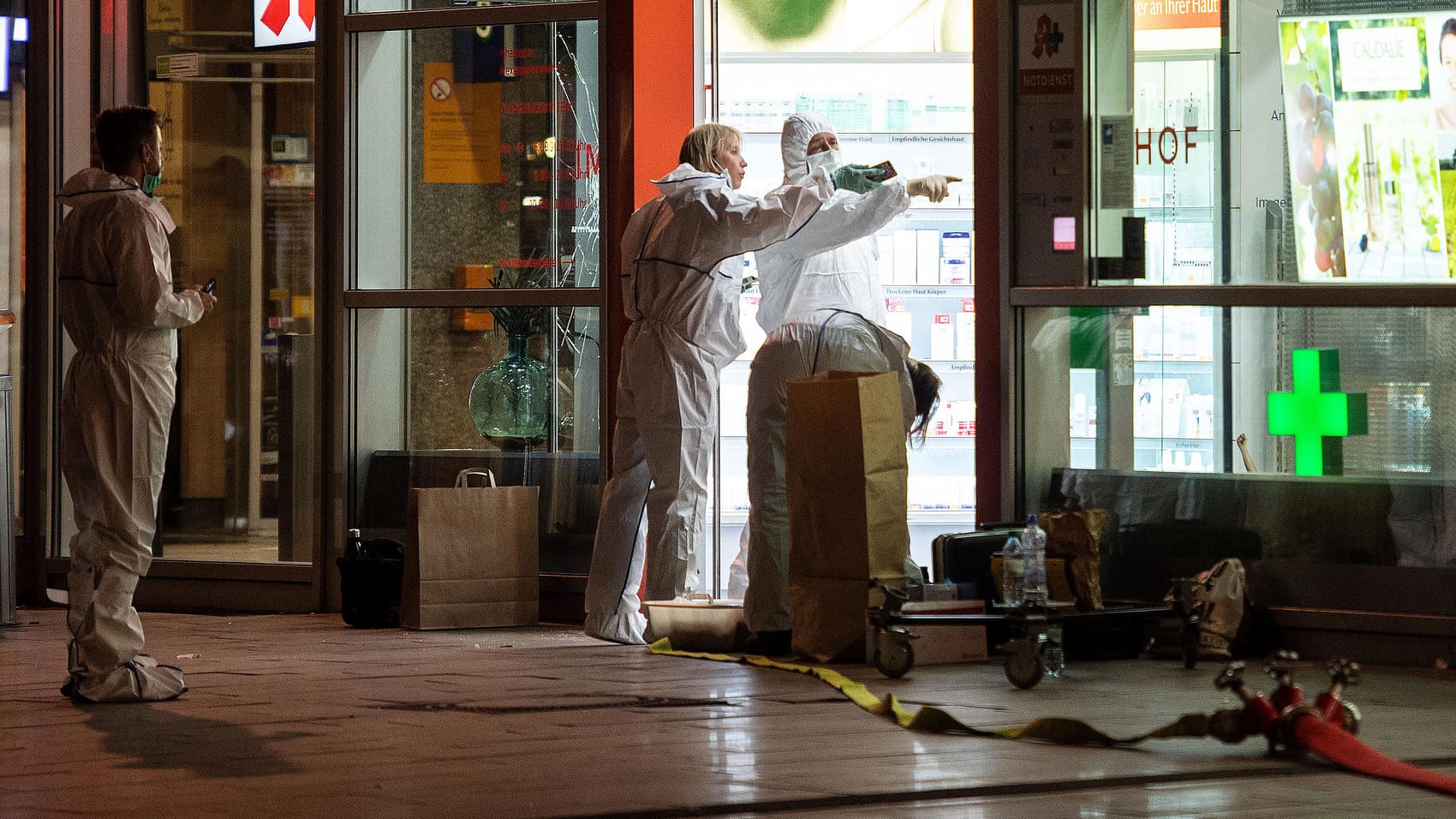 Köln: Mitarbeiter der Spurensicherung der Polizei arbeiten in einer Apotheke im Hauptbahnhof, in der sich zuvor eine Geiselnahme ereignet hatte. Köln: Mitarbeiter der Spurensicherung der Polizei arbeiten in einer Apotheke im Hauptbahnhof, in der sich zuvor eine Geiselnahme ereignet hatte.