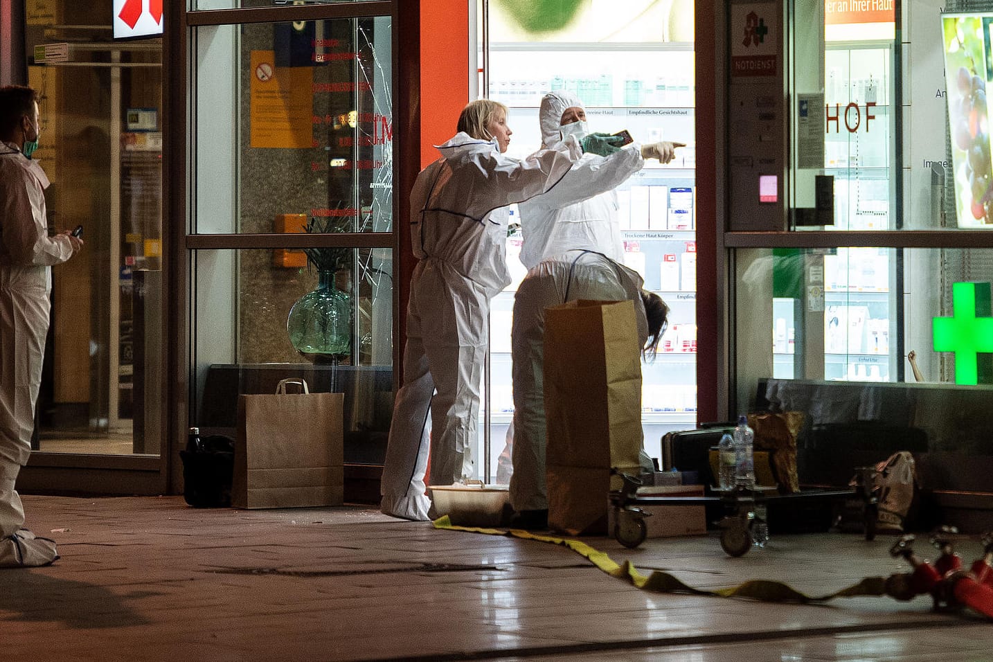 Köln: Mitarbeiter der Spurensicherung der Polizei arbeiten in einer Apotheke im Hauptbahnhof, in der sich zuvor eine Geiselnahme ereignet hatte.