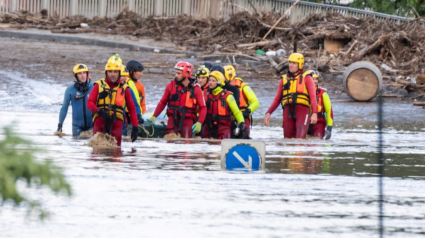 Trebes: Rettungskräfte holen eine Leiche aus dem Hochwasser. Heftiger Regen hat im Süden Frankreichs am Montag verheerende Überschwemmungen angerichtet.