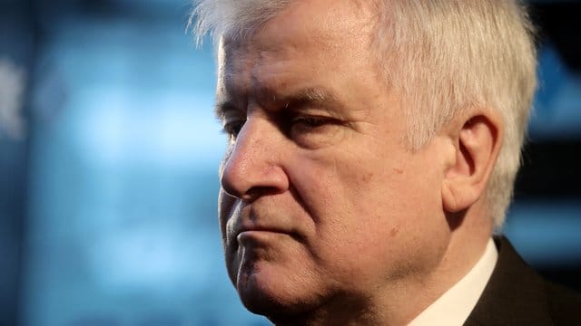 "Wir glauben, dass alles seine Zeit hat": Der CSU-Kreisverband Kronach fordert die Ablösung des von Parteichef Horst Seehofer. "Wir glauben, dass alles seine Zeit hat": Der CSU-Kreisverband Kronach fordert die Ablösung des von Parteichef Horst Seehofer.