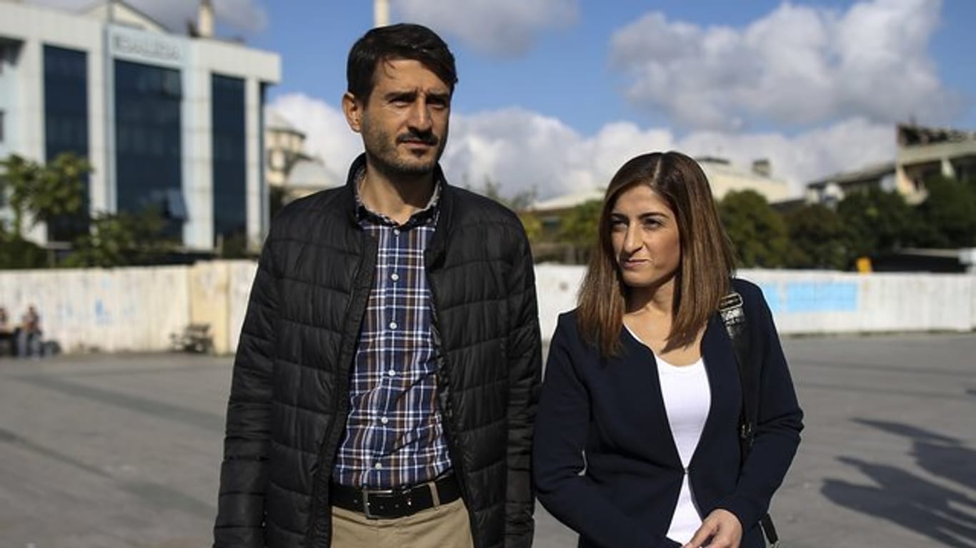 Mesale Tolu kommt in Begleitung ihres Ehemannes Suat Corlu zur Gerichtsverhandlung in Istanbul.