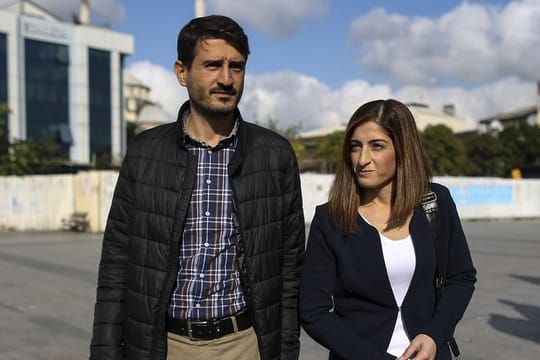 Mesale Tolu kommt in Begleitung ihres Ehemannes Suat Corlu zur Gerichtsverhandlung in Istanbul.
