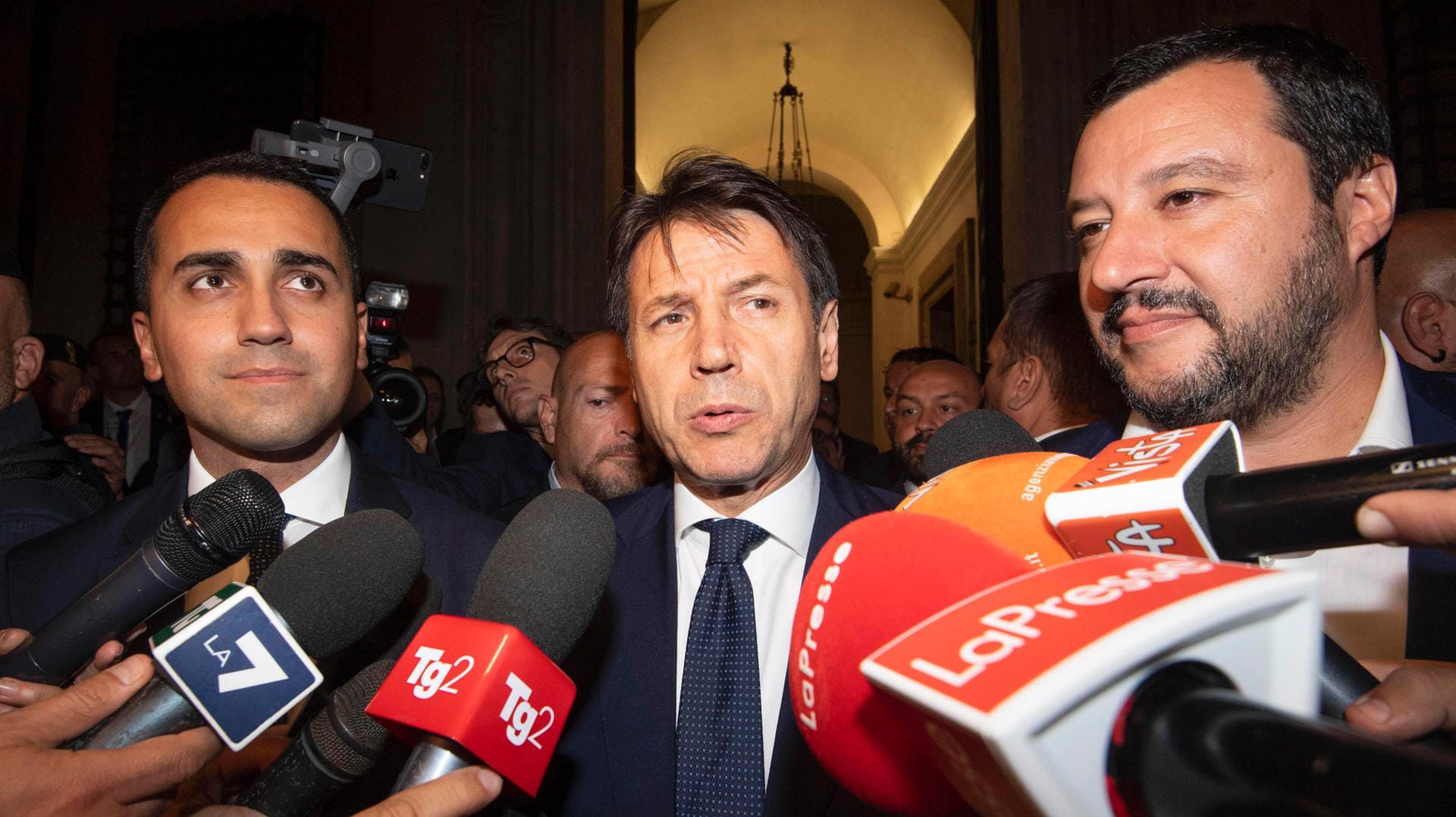 Der stellvertretende Ministerpräsident und Arbeits- und Industrieminister Luigi Di Maio (l-r), der italienische Premierminister Giuseppe Conte und der stellvertretende italienische Ministerpräsident und Innenminister Matteo Salvini: Italien hat seinen Haushaltsplan für 2019 vorgestellt.